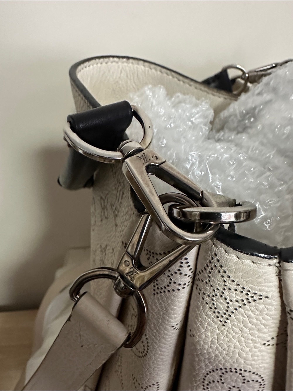 💯% Louis Vuitton Mahina Babylone PM Hobo Galet Taupe (2015) LV Lock w/purchase - Picture 11 of 16